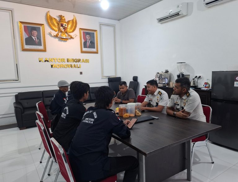 Ketua LBH CCI DPW Sulawesi Tengah bersama tim saat silaturahmi ke Kantor Imigrasi Morowali