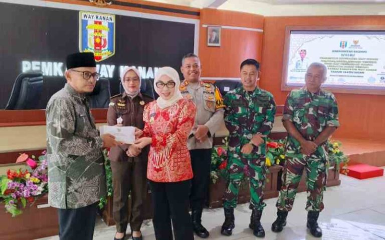 Bupati Way Kanan Ayu Asalasiyah membuka kegiatan pembayaran zakat fitrah dan zakat maal bersama BAZNAS Kabupaten Way Kanan