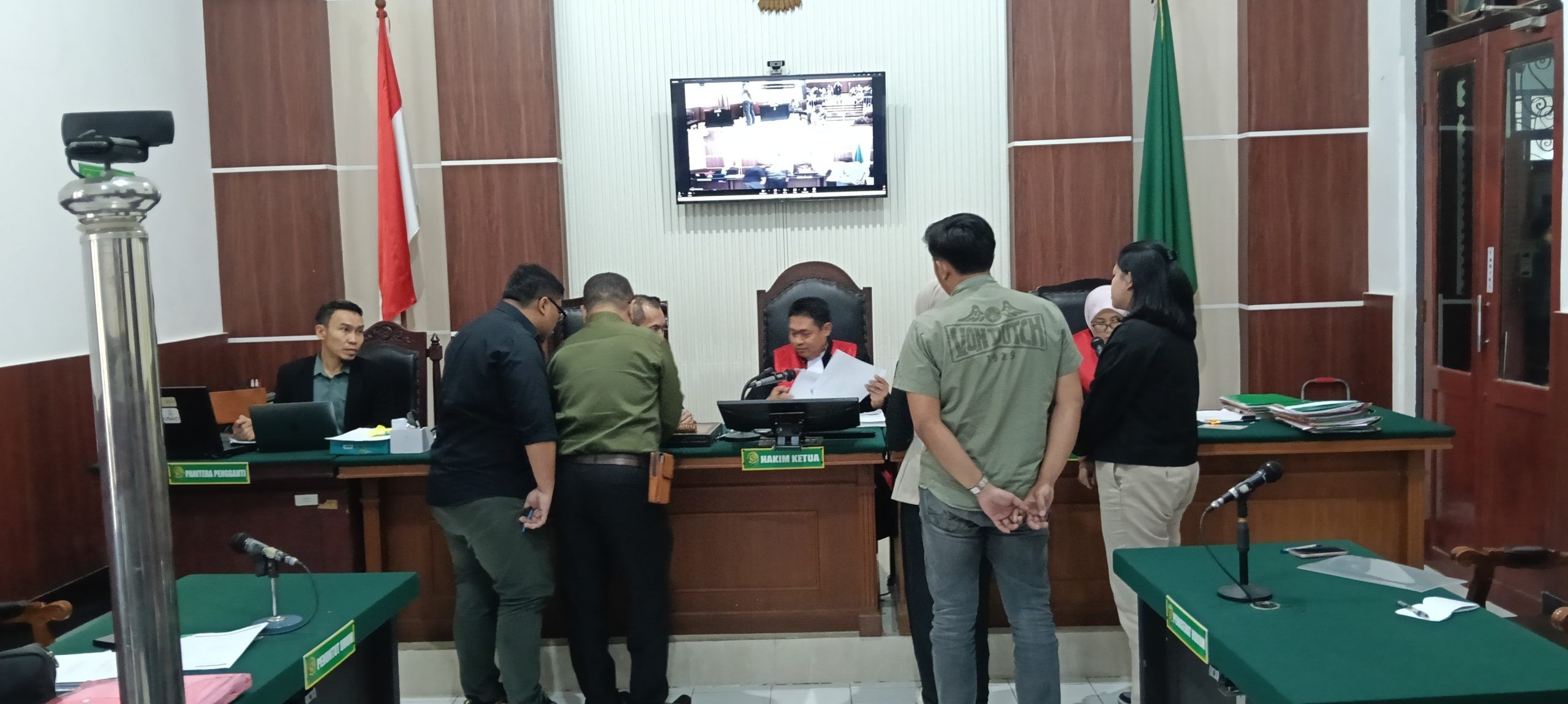 Suasana persidangan YGP-WOM Finance di Pengadilan Negeri Surabaya saat penyampaian lampiran bukti