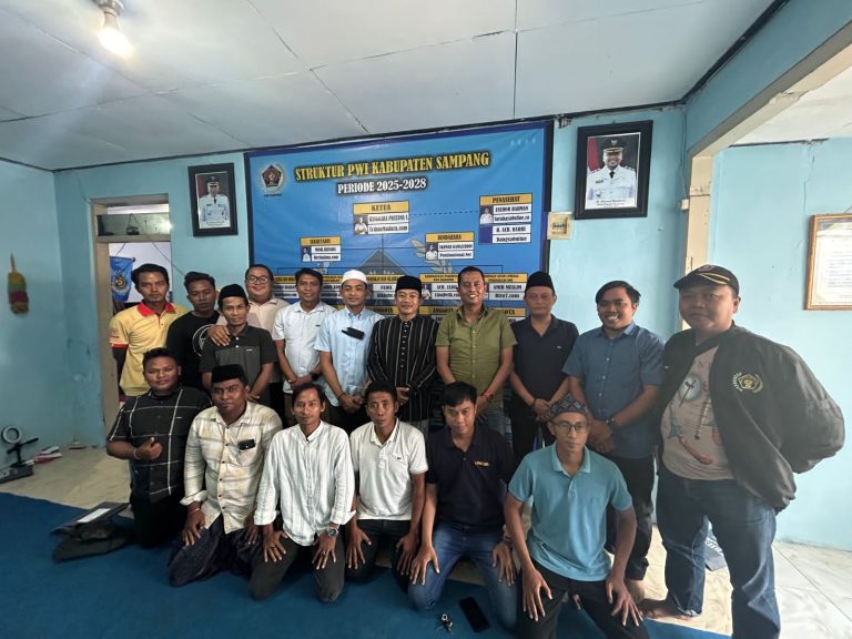 Foto bersama jajaran Satreskrim Polres Sampang dan anggota PWI Kabupaten Sampang usai kegiatan silaturahmi Ramadan di sekretariat PWI Sampang